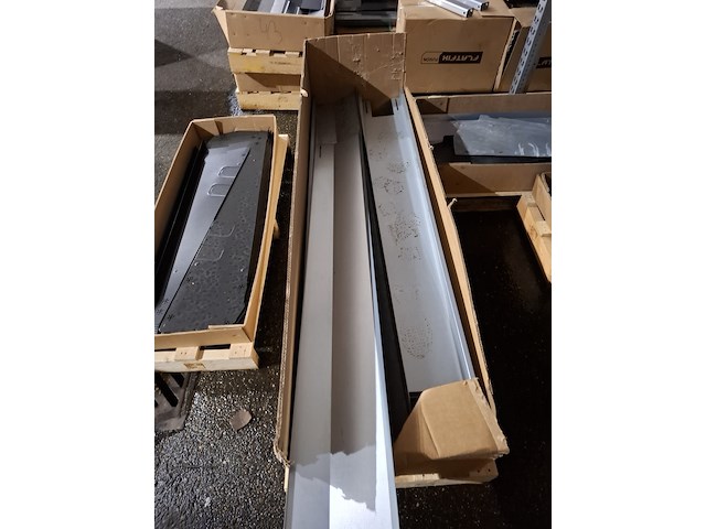 Partij metaal, aluminium en kunststof profielen - afbeelding 17 van  40
