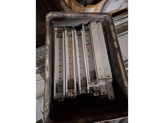 Partij metaal, aluminium en kunststof profielen - afbeelding 21 van  40