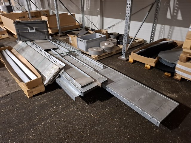 Partij metaal, aluminium en kunststof profielen - afbeelding 22 van  40