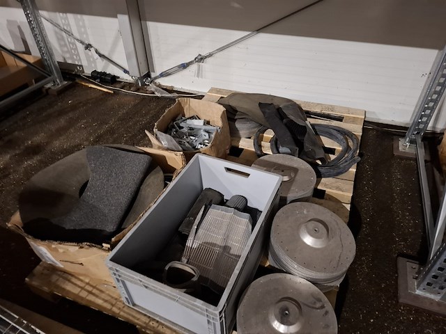 Partij metaal, aluminium en kunststof profielen - afbeelding 24 van  40