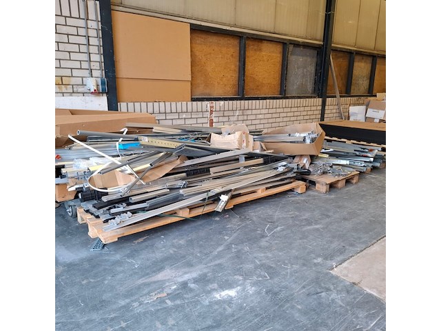 Partij metalen en aluminium profielen - afbeelding 1 van  20