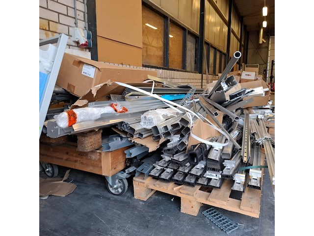Partij metalen en aluminium profielen - afbeelding 17 van  20