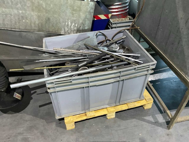 Partij metalen en kunststof - afbeelding 2 van  14