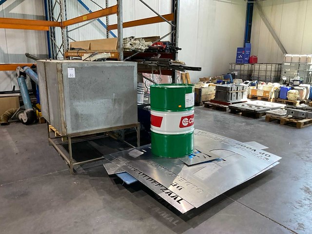 Partij metalen en kunststof - afbeelding 1 van  7