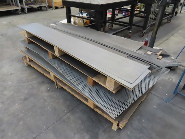 Partij metalen (gaas)platen - afbeelding 1 van  4
