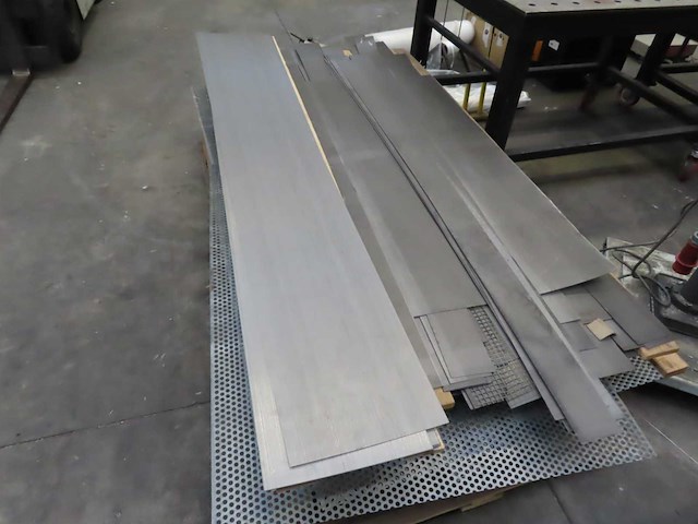 Partij metalen (gaas)platen - afbeelding 2 van  4