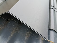 Partij metalen golfplaten met hoekstukken - afbeelding 2 van  6