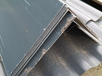 Partij metalen golfplaten met hoekstukken - afbeelding 3 van  6