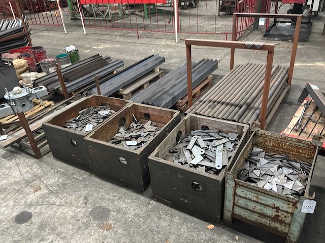 Partij metalen onderdelen - afbeelding 1 van  6