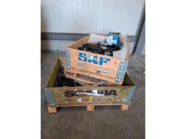 Partij metalen schap/ophang materiaal zwart gemoffeld - afbeelding 1 van  3