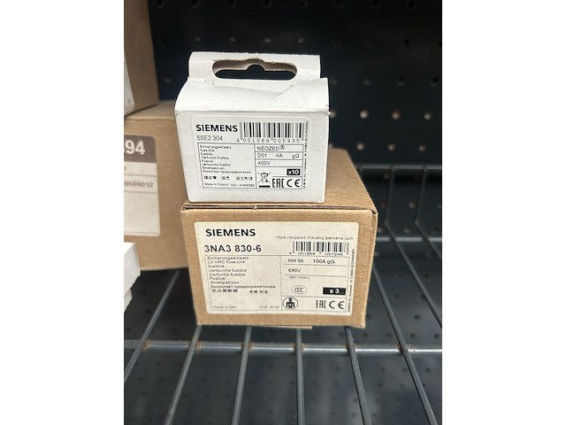 Partij meterkast toebehoren w.o. smelt- en mespatronen en magneetschakelaars ca. 65x siemens - afbeelding 5 van  8
