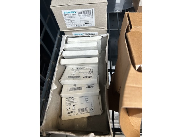 Partij meterkast toebehoren w.o. smelt- en mespatronen en magneetschakelaars ca. 65x siemens - afbeelding 6 van  8