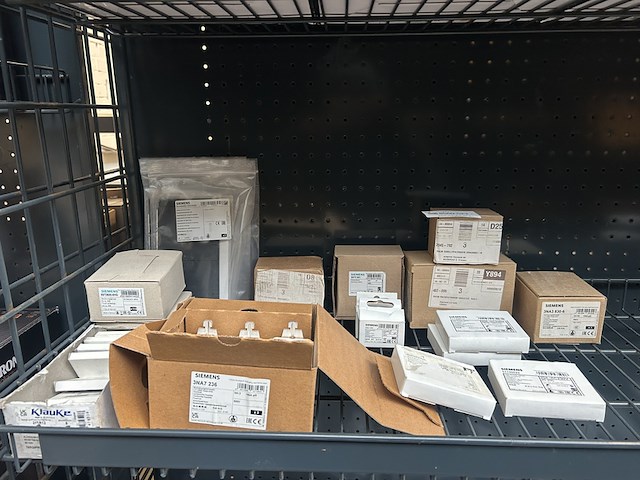 Partij meterkast toebehoren w.o. smelt- en mespatronen en magneetschakelaars ca. 65x siemens - afbeelding 1 van  8