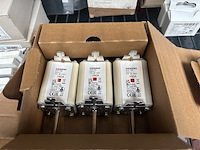 Partij meterkast toebehoren w.o. smelt- en mespatronen en magneetschakelaars ca. 65x siemens - afbeelding 2 van  8