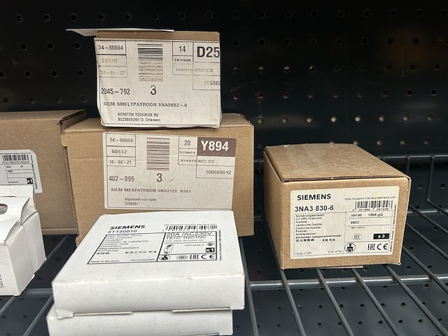 Partij meterkast toebehoren w.o. smelt- en mespatronen en magneetschakelaars ca. 65x siemens - afbeelding 4 van  8