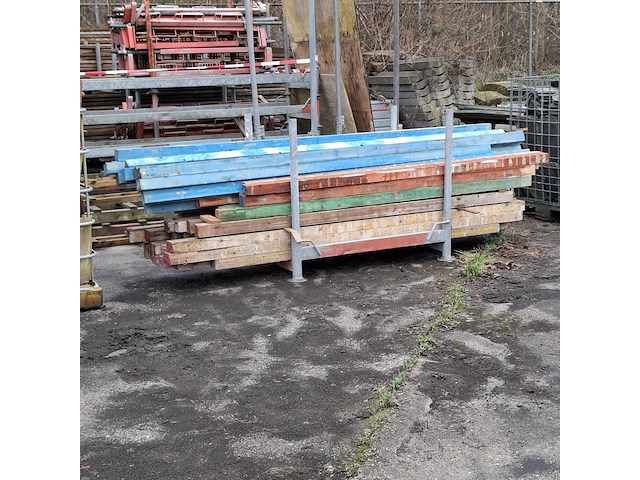 Partij metselprofielen in transportbok - afbeelding 1 van  7