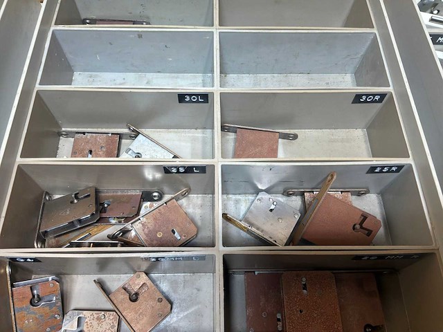 Partij meubelbeslag - afbeelding 1 van  17
