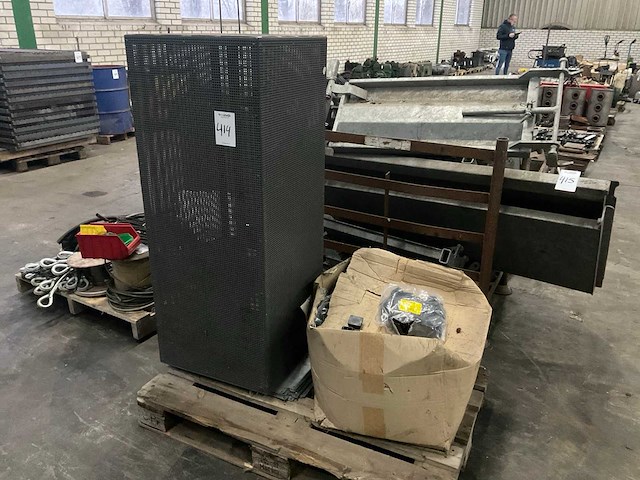 Partij meubeldoppen en stalen korf - afbeelding 1 van  3