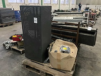 Partij meubeldoppen en stalen korf - afbeelding 1 van  3