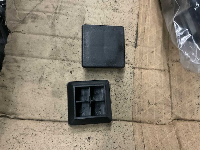 Partij meubeldoppen en stalen korf - afbeelding 2 van  3