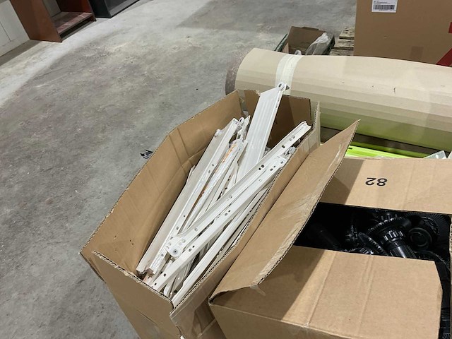 Partij meubelonderdelen - afbeelding 2 van  19