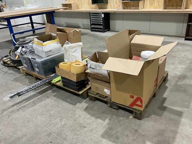 Partij meubelonderdelen - afbeelding 1 van  19