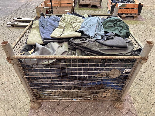 Partij militaire broeken - afbeelding 2 van  4