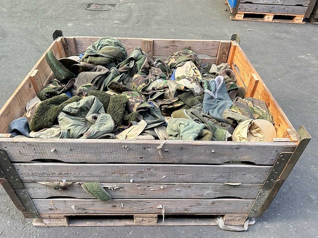 Partij militaire hoofddeksels - afbeelding 1 van  5