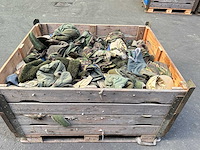 Partij militaire hoofddeksels - afbeelding 1 van  5