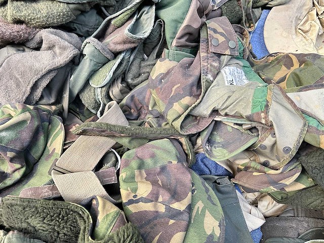 Partij militaire hoofddeksels - afbeelding 2 van  5