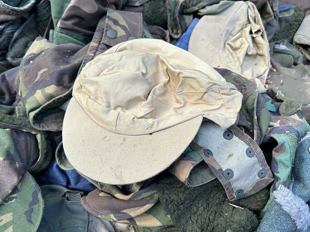 Partij militaire hoofddeksels - afbeelding 3 van  5