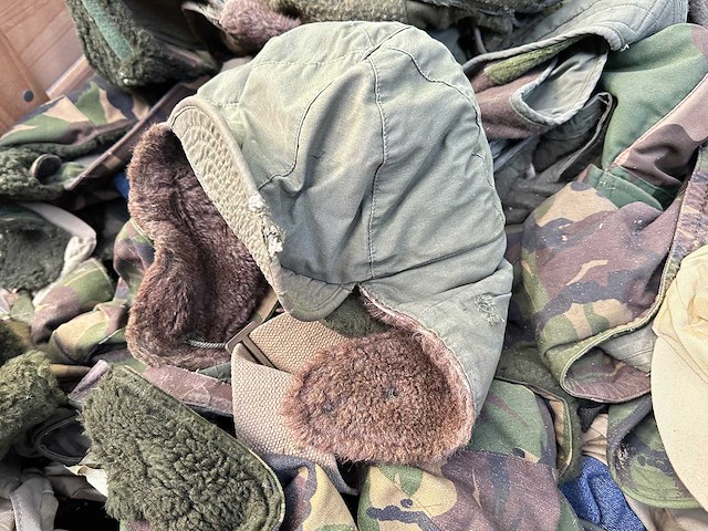 Partij militaire hoofddeksels - afbeelding 4 van  5