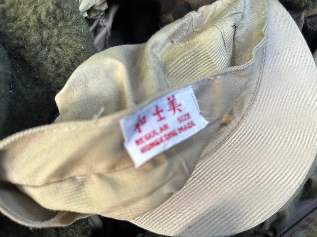 Partij militaire hoofddeksels - afbeelding 5 van  5