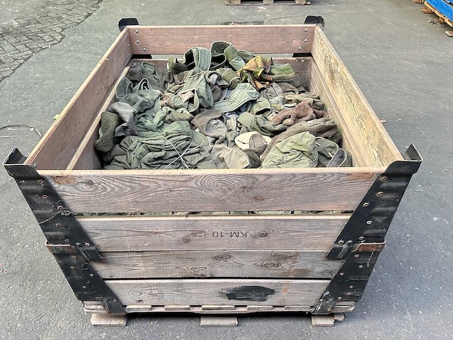 Partij militaire petten en caps - afbeelding 1 van  3