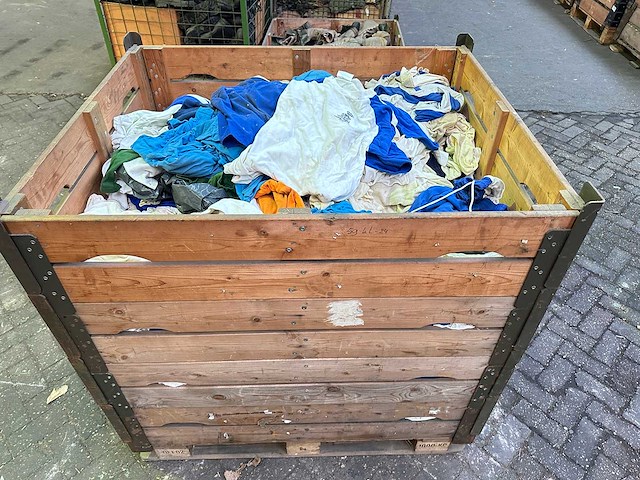 Partij militaire sportkleding - afbeelding 1 van  4