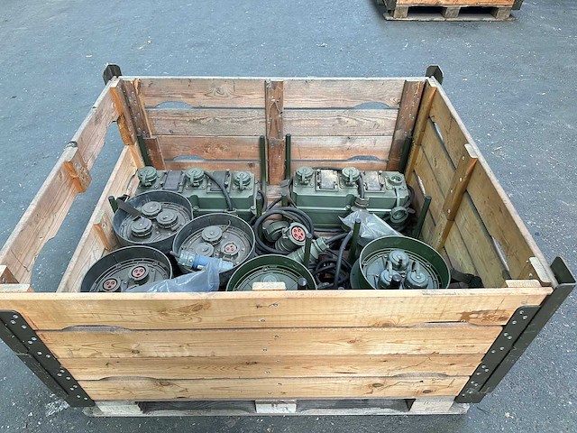 Partij militaire stroomverdeeleenheden - afbeelding 1 van  5