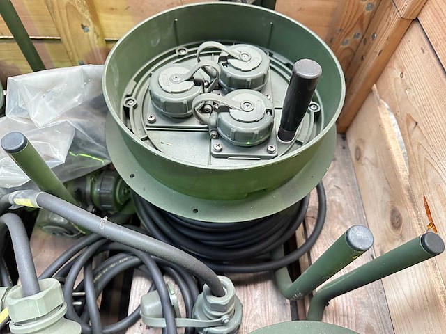 Partij militaire stroomverdeeleenheden - afbeelding 3 van  5