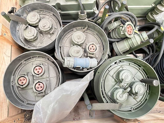 Partij militaire stroomverdeeleenheden - afbeelding 4 van  5