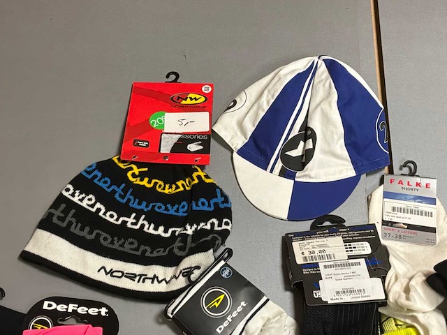 Partij mille / defeet / falke / cube sokken en handschoenen - afbeelding 2 van  8