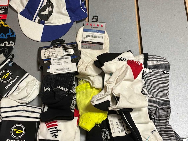 Partij mille / defeet / falke / cube sokken en handschoenen - afbeelding 3 van  8