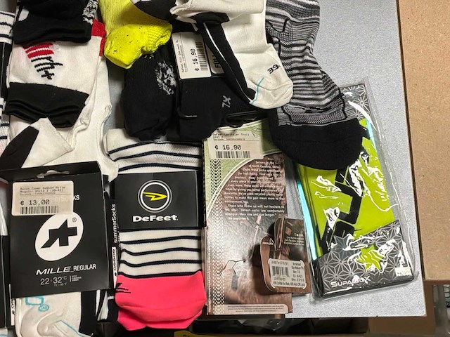 Partij mille / defeet / falke / cube sokken en handschoenen - afbeelding 4 van  8