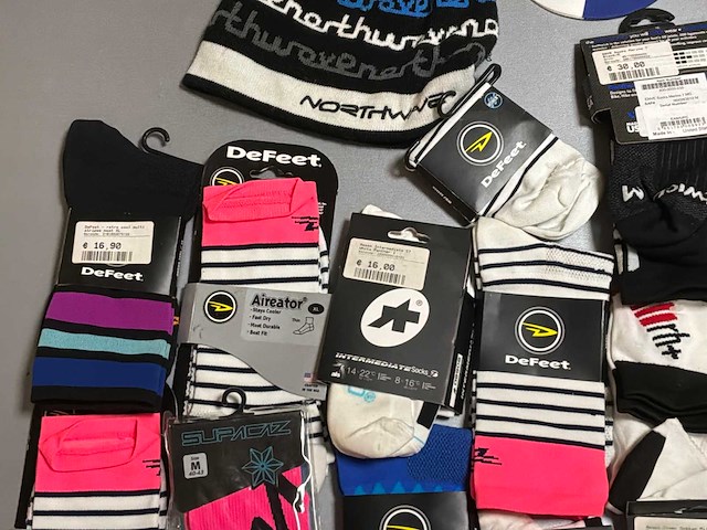 Partij mille / defeet / falke / cube sokken en handschoenen - afbeelding 8 van  8