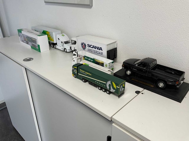 Partij miniatuurwagens - afbeelding 1 van  3