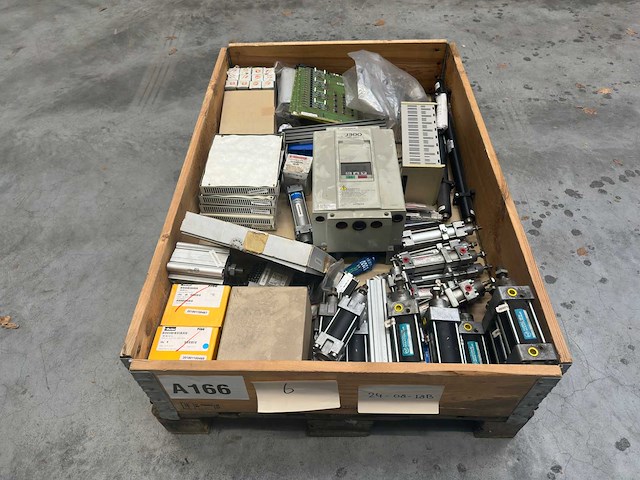 Partij mix - pneumatische cilinders, frequentieregelaar, voedingen & elektronica - afbeelding 1 van  11