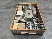 Partij mix - pneumatische cilinders, frequentieregelaar, voedingen & elektronica - afbeelding 1 van  11