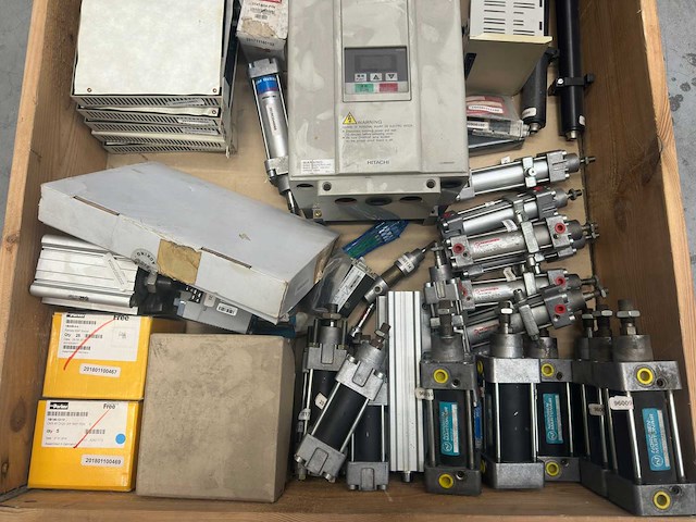 Partij mix - pneumatische cilinders, frequentieregelaar, voedingen & elektronica - afbeelding 4 van  11