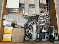 Partij mix - pneumatische cilinders, frequentieregelaar, voedingen & elektronica - afbeelding 4 van  11