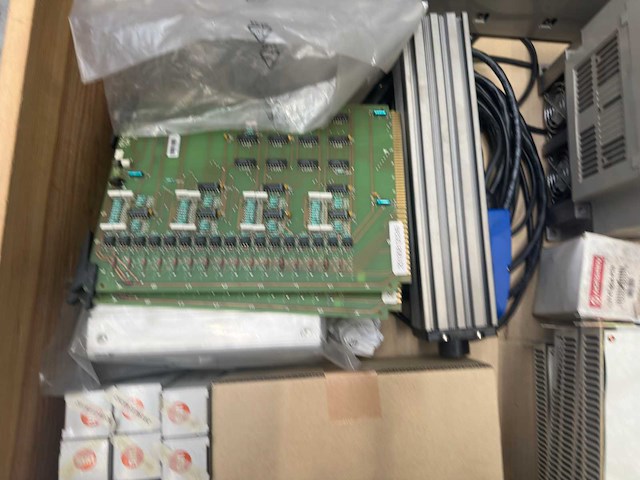 Partij mix - pneumatische cilinders, frequentieregelaar, voedingen & elektronica - afbeelding 11 van  11