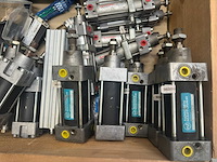 Partij mix - pneumatische cilinders, frequentieregelaar, voedingen & elektronica - afbeelding 10 van  11