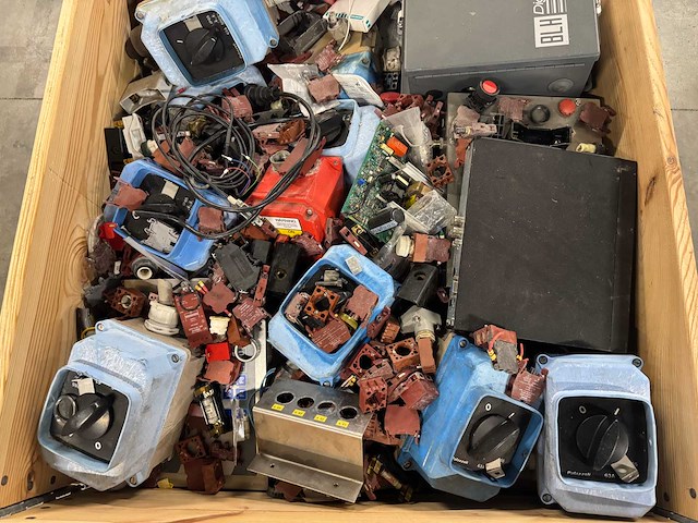 Partij mix electronica & automatisering (143kg) - afbeelding 2 van  9